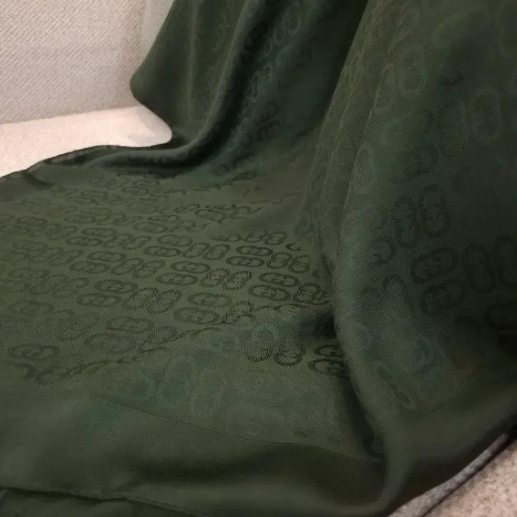 روسری ژاکارد سبز قواره 140 تک رنگ دور دوخت